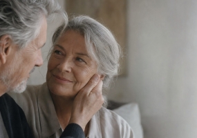 Couple de seniors, bien voir et bien entendre ensemble