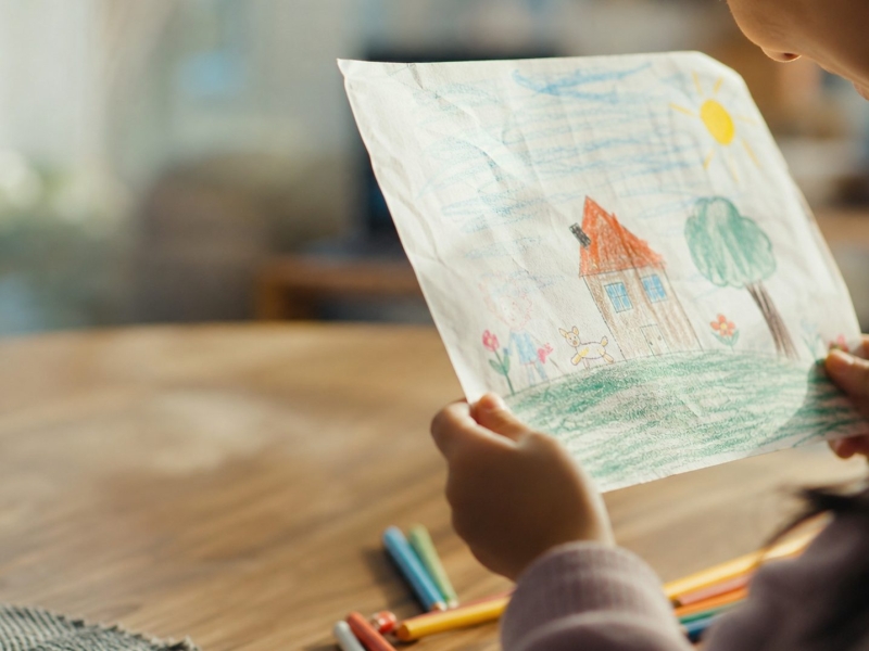 Enfant qui dessine : la vision de près