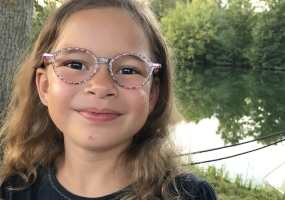 Enfant portant des lunettes de vue