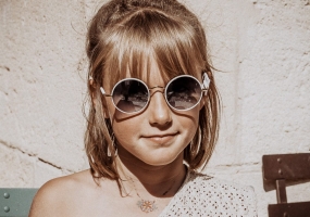 Enfant portant des lunettes de soleil rondes