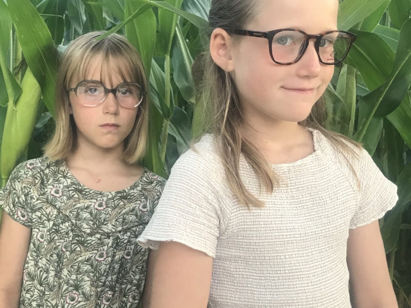 Deux enfants avec leurs lunettes de vue